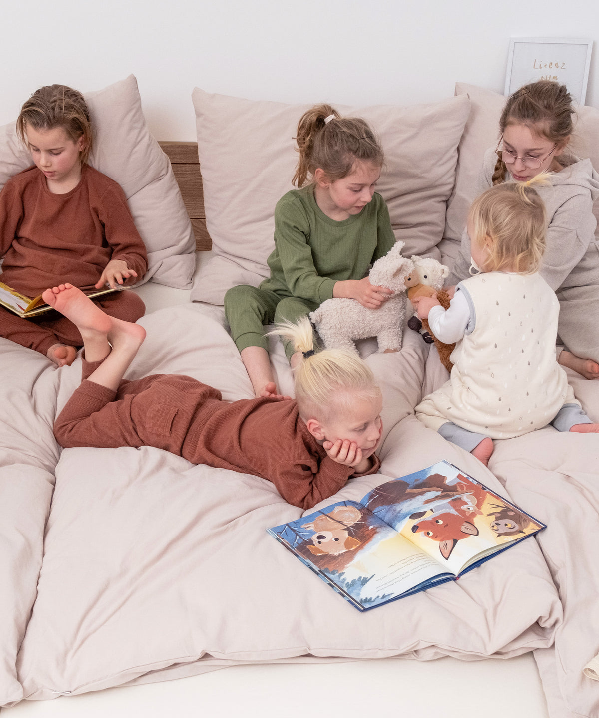 Kinder sitzen auf Familienbett Esche bodentief.