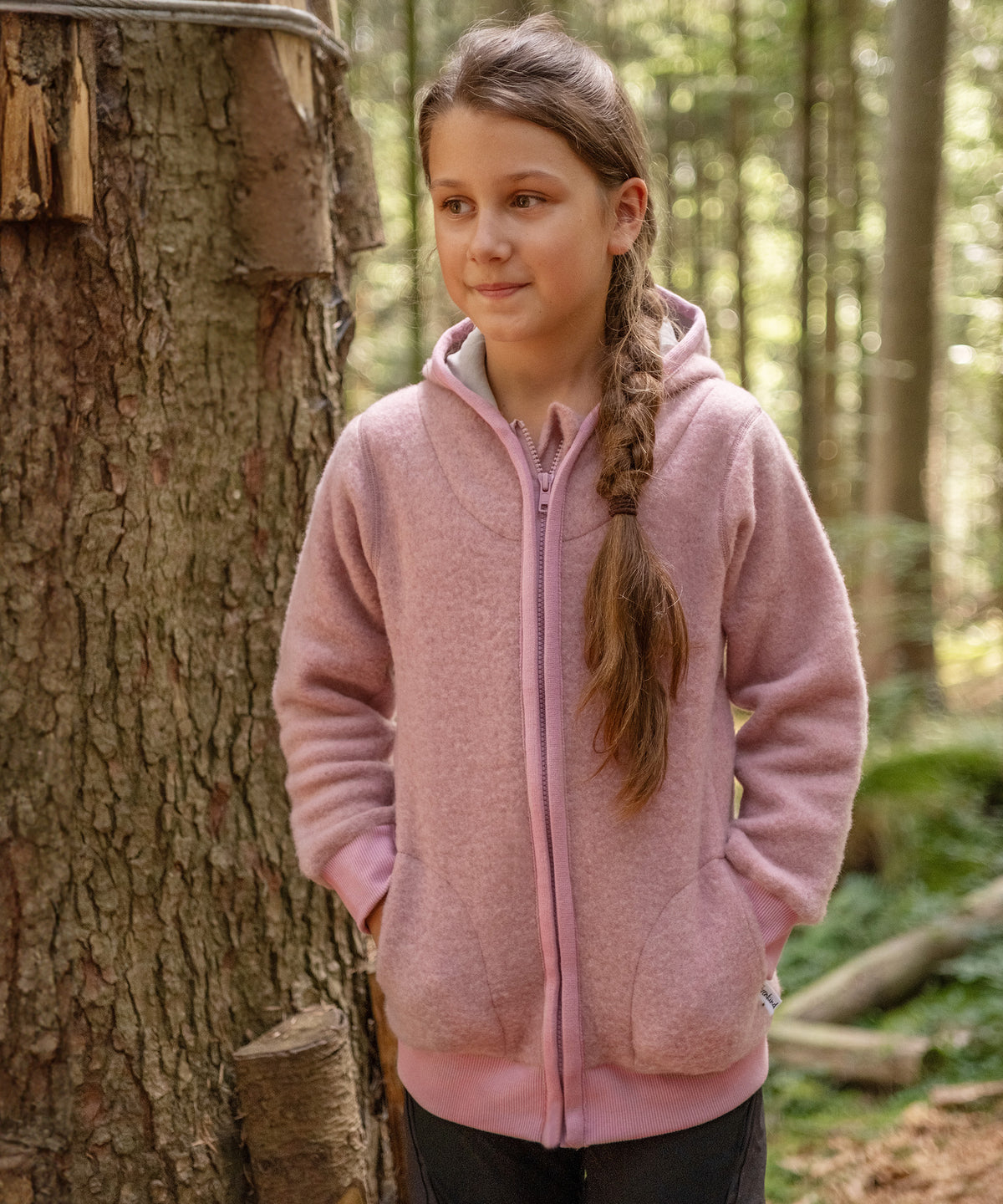 Mädchen mit Fleecejacke Altrosa im Wald.