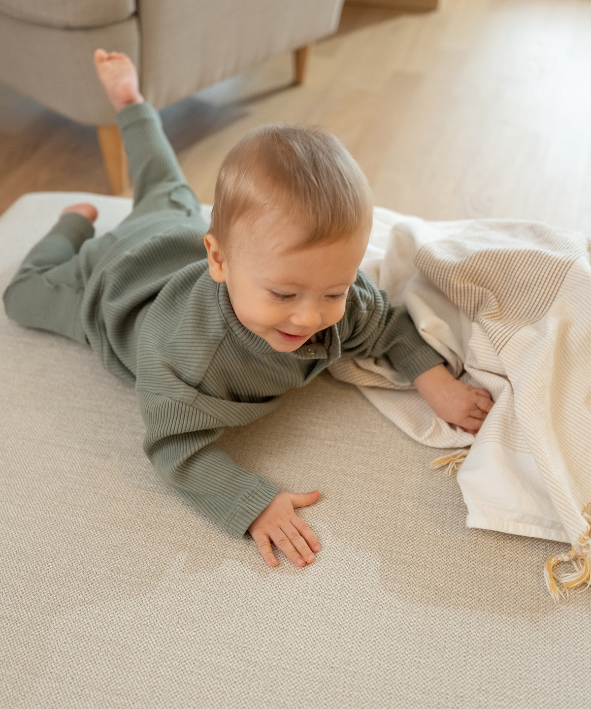 Baby krabbelt auf Hüpfpolster quadratisch.