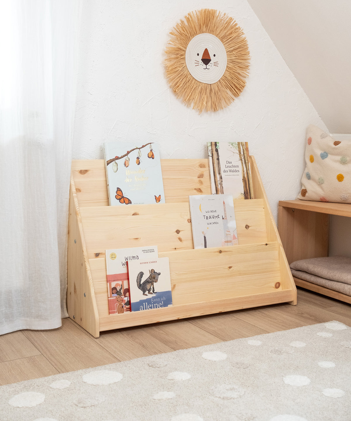 Montessori-Bücherregal Kiefer natur mit Büchern in den Fächern.