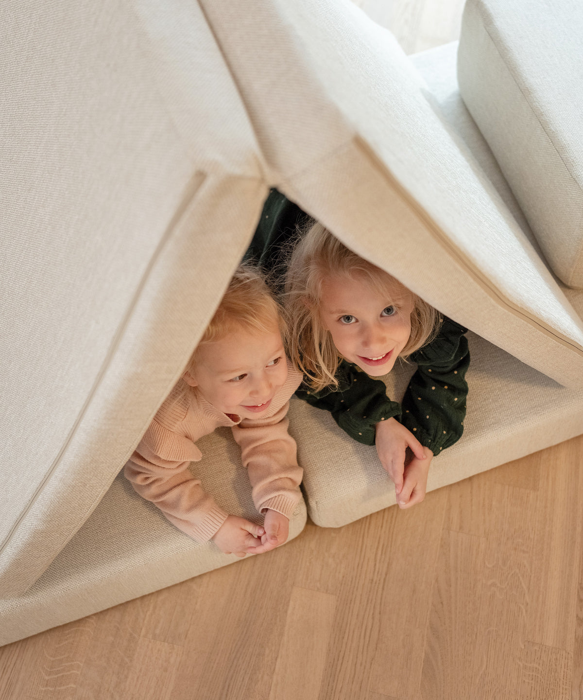 Höhle oder Versteck aus Spielsofa bauen.